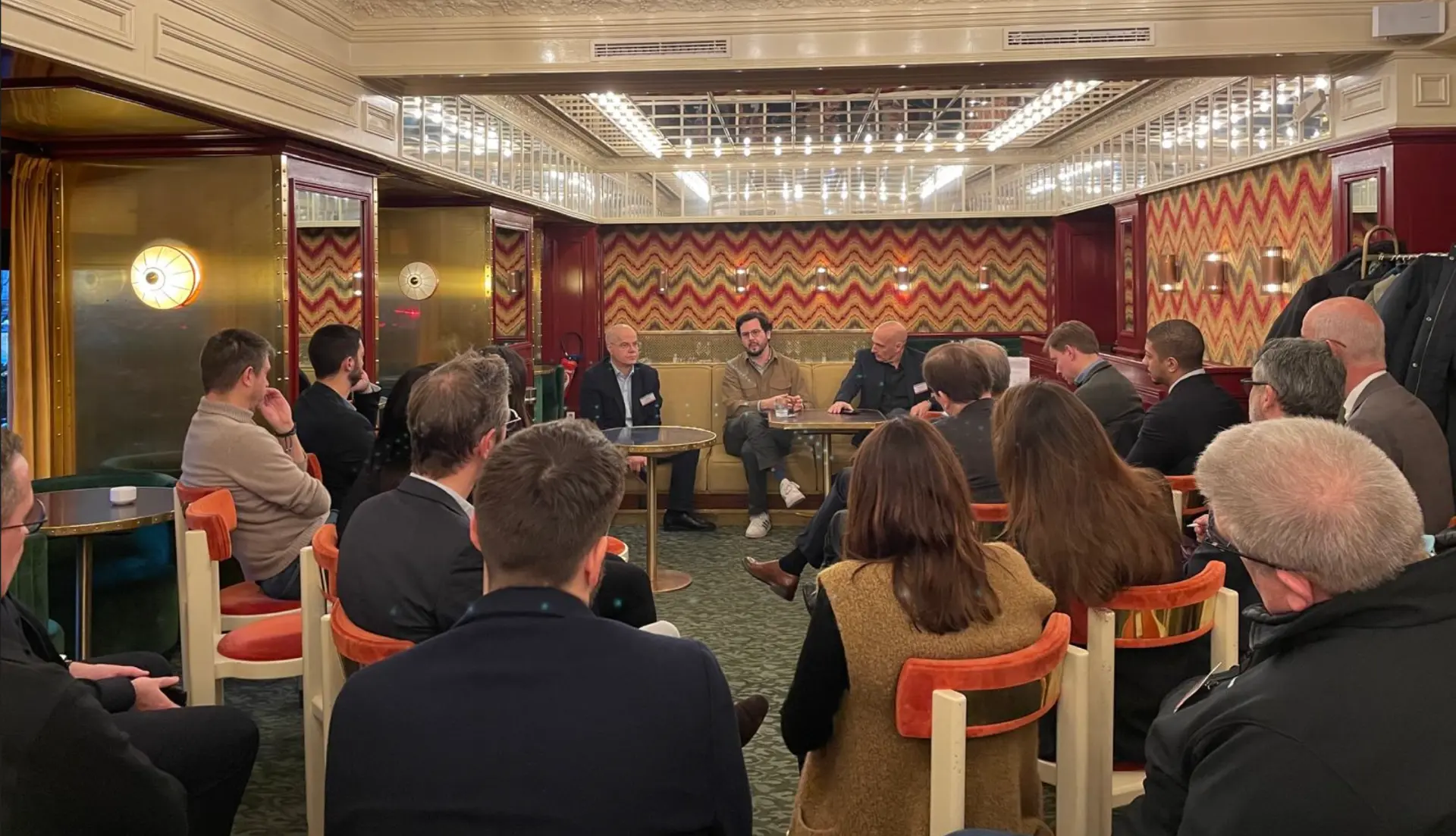 Table ronde sur l’IA devant un public de dirigeants