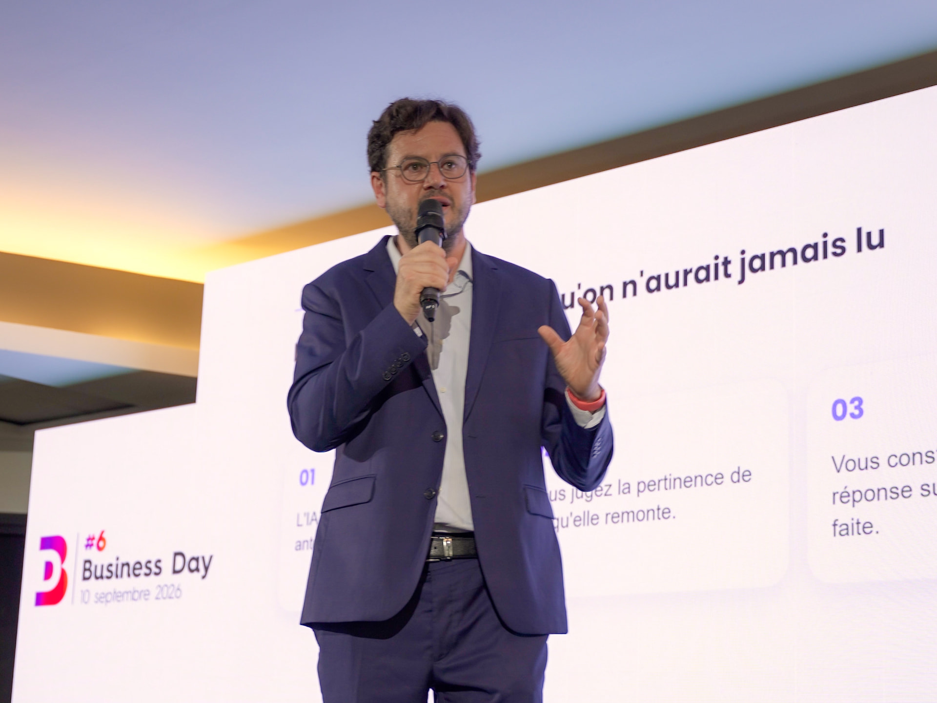 Mustapha Benkalfate en conférence « Human in the Loop » sur scène au Business Day 2026