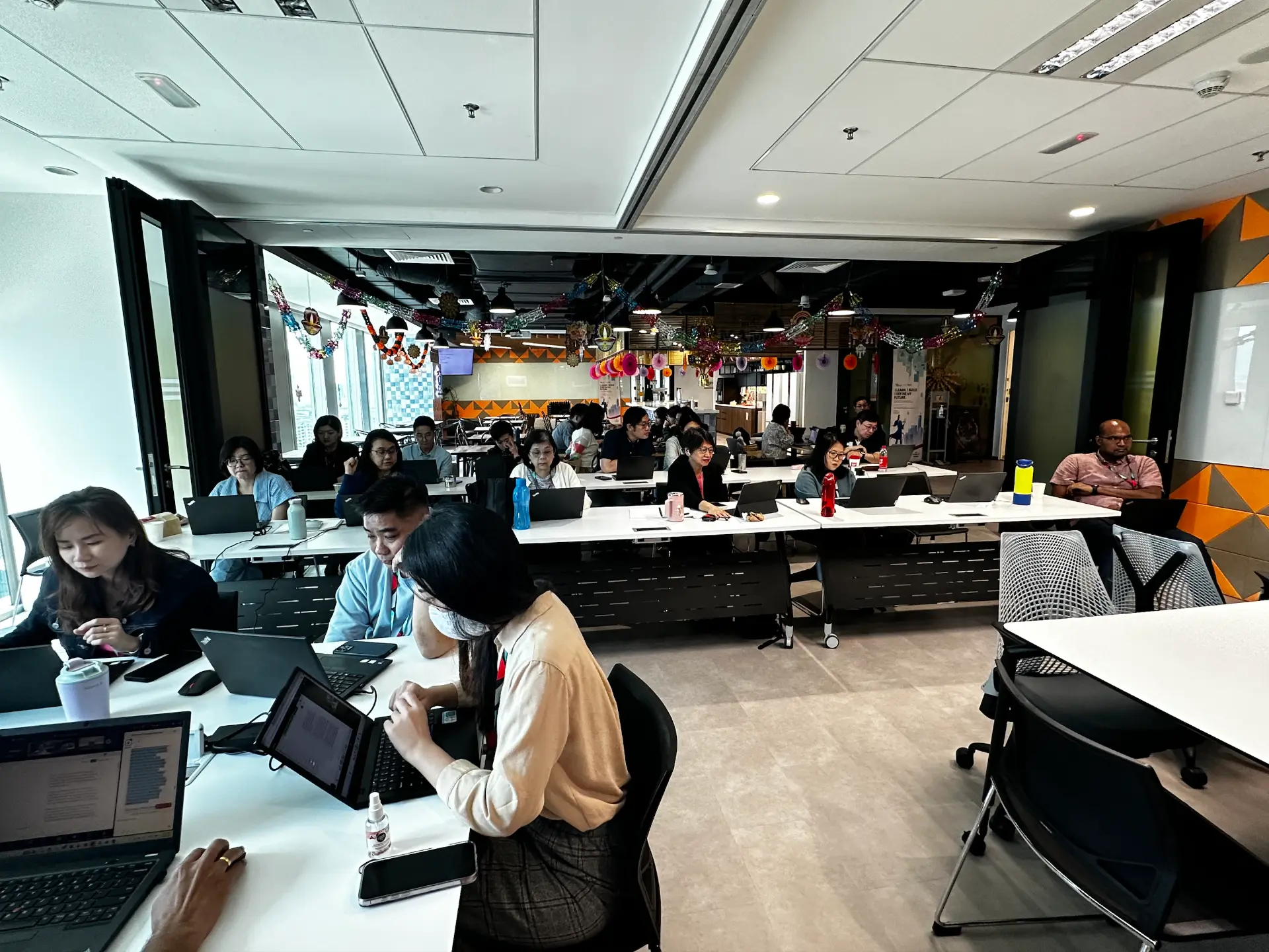Groupe de collaborateurs travaillant sur ordinateur pendant un atelier d’intelligence artificielle